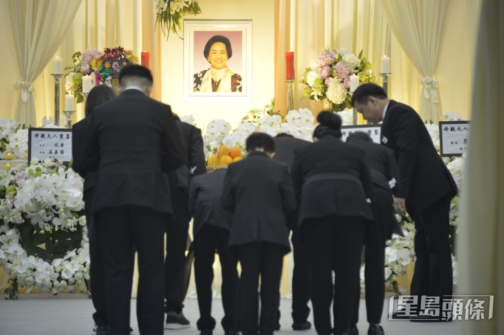鄧兆尊指出,單是梅啟明提及的六名高僧誦經,費用已非常高:「冇三十萬都落唔到樓。」