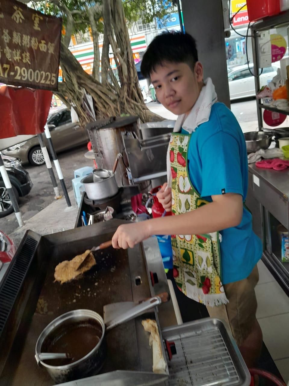 17歲的Richard需要在街邊做小販來維持家計。(Joey提供圖片)