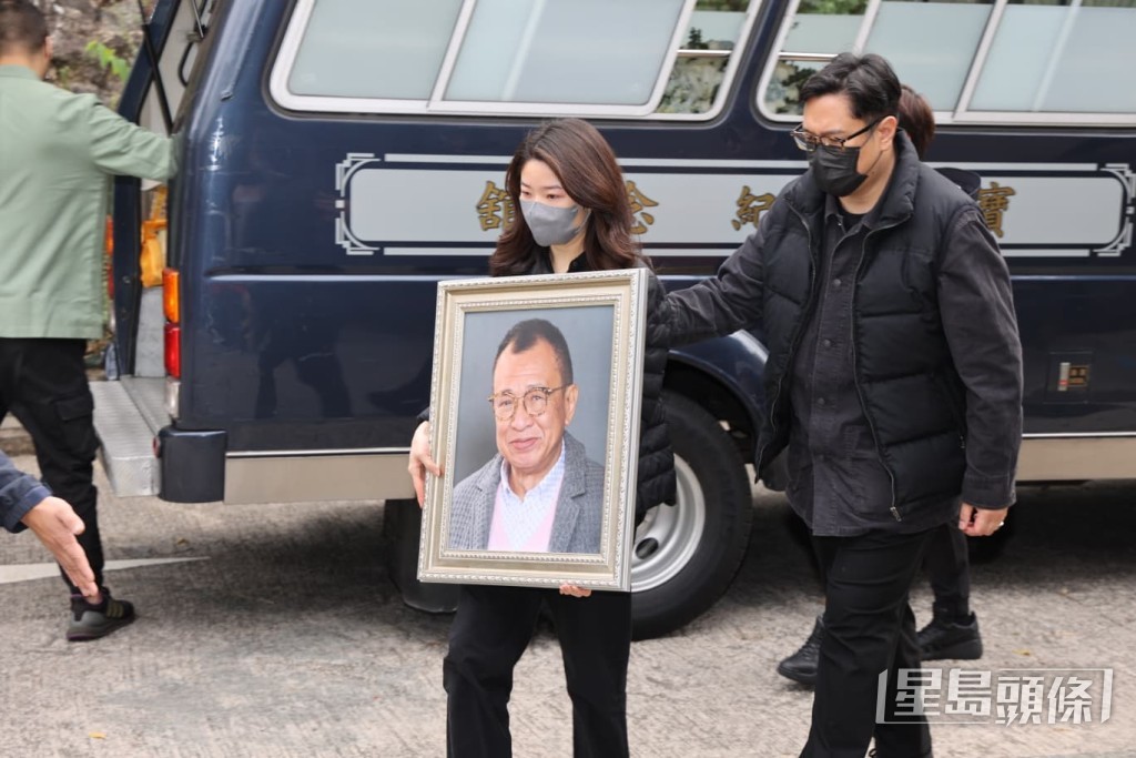 許紹雄去年離世，女兒許惠菁手捧父親遺照送別。