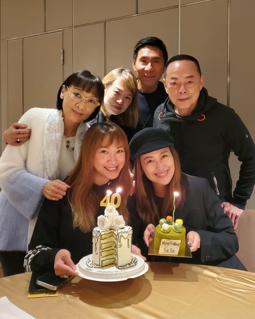 羅苡之2023年慶祝40歲生日時，母親陳寶儀亦有出鏡。