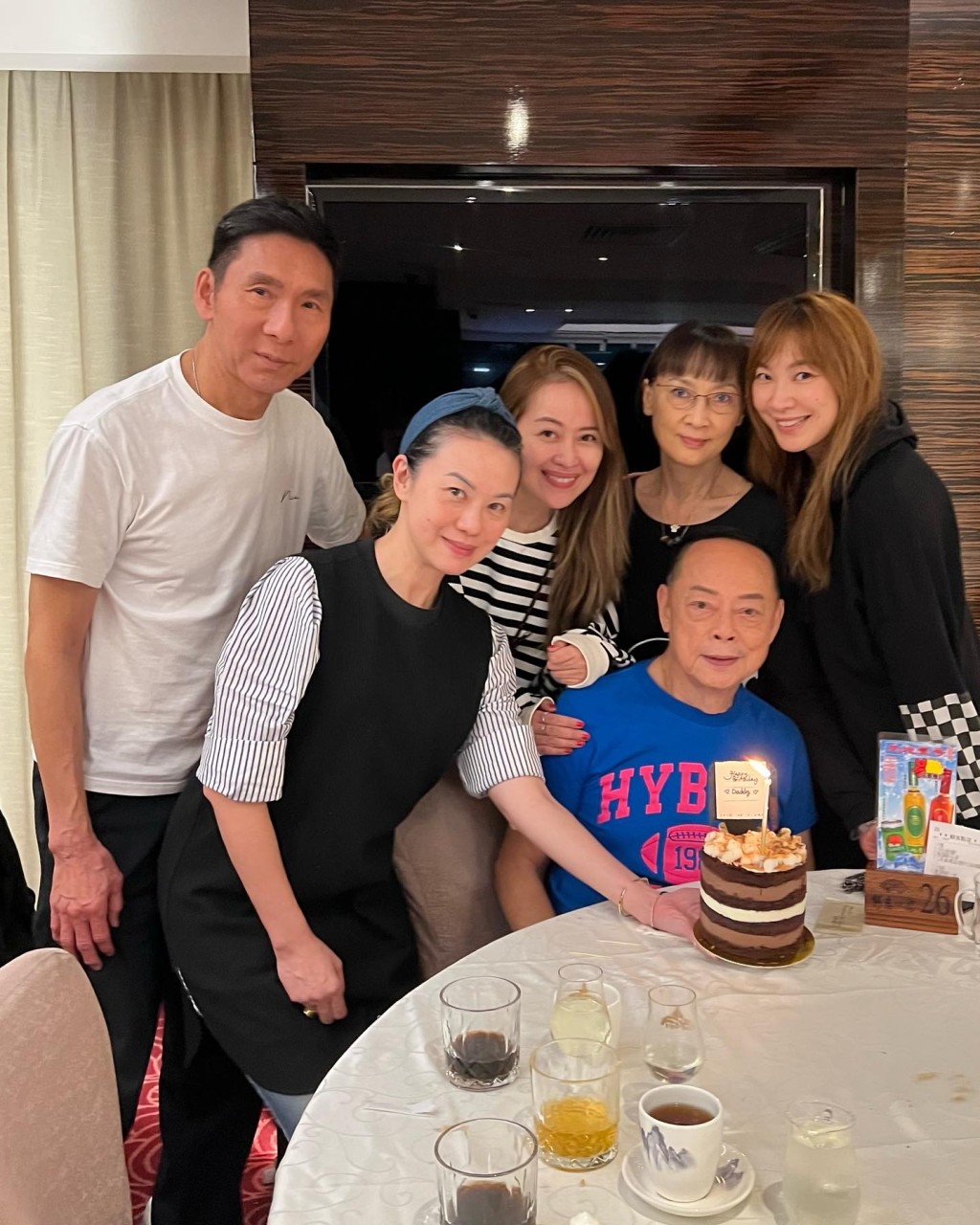 羅樂林75歲生日時，與家人一起慶祝。