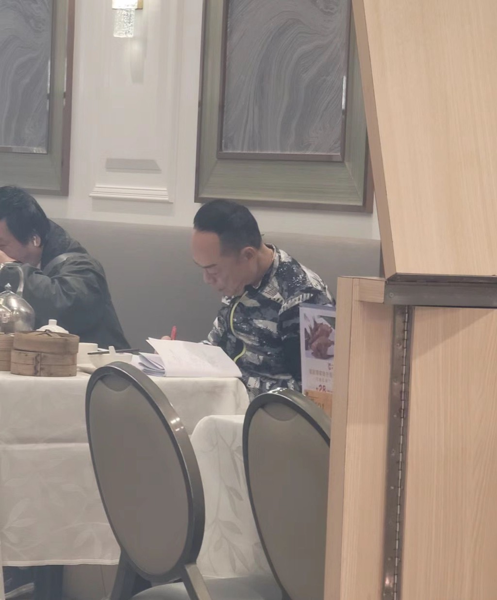 羅樂林早前在將軍澳飲茶時被網民偶遇。