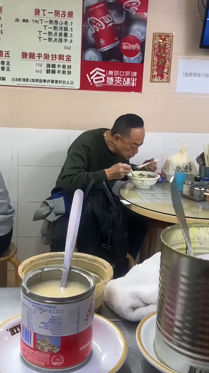 有網民在小紅書分享偶遇羅樂林在平民食店吃牛腩河的影片。