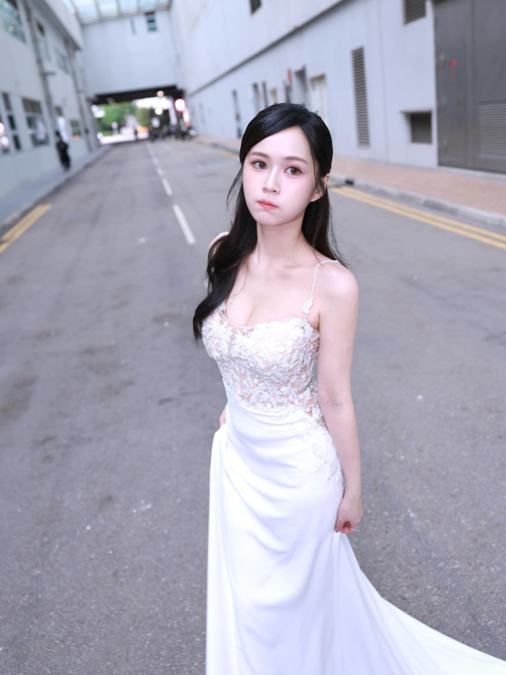 晚裝的貼身剪裁,完美突顯了梁超怡的S形曲線。