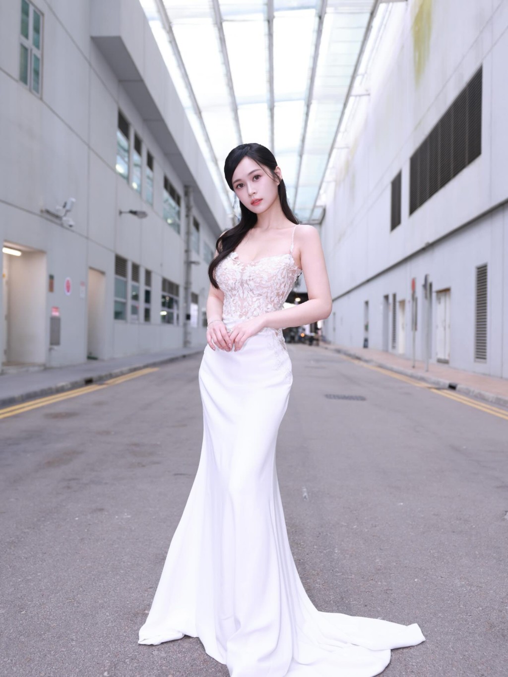 梁超怡近日在社交平台分享新相,身穿性感貼身晚裝,展現優雅氣質。