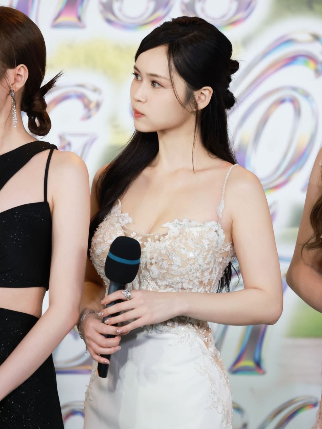 梁超怡的舉手投足充滿成熟韻味。