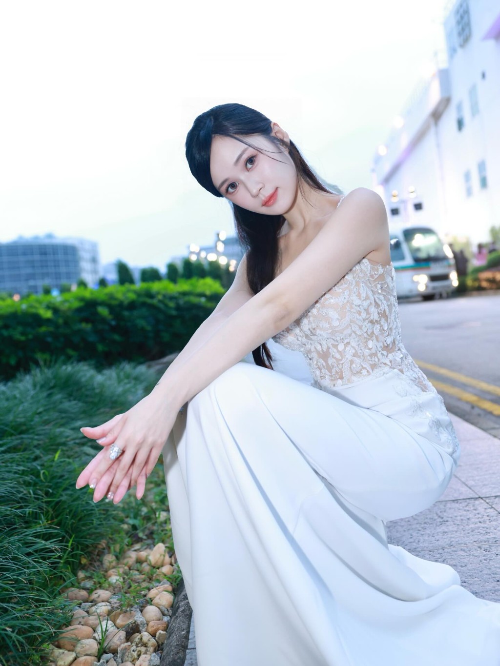 梁超怡以一襲高貴晚裝示人,自信儀態獲網民讚賞。