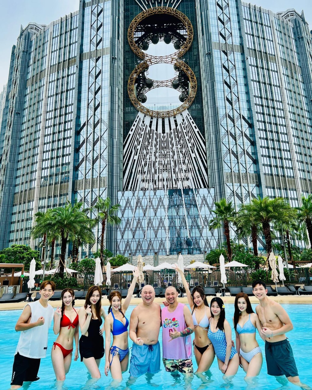 林盛斌分享與多位穿上泳衣的女藝人合照,當中可見周志康與身穿比堅尼的梁超怡表現親密。