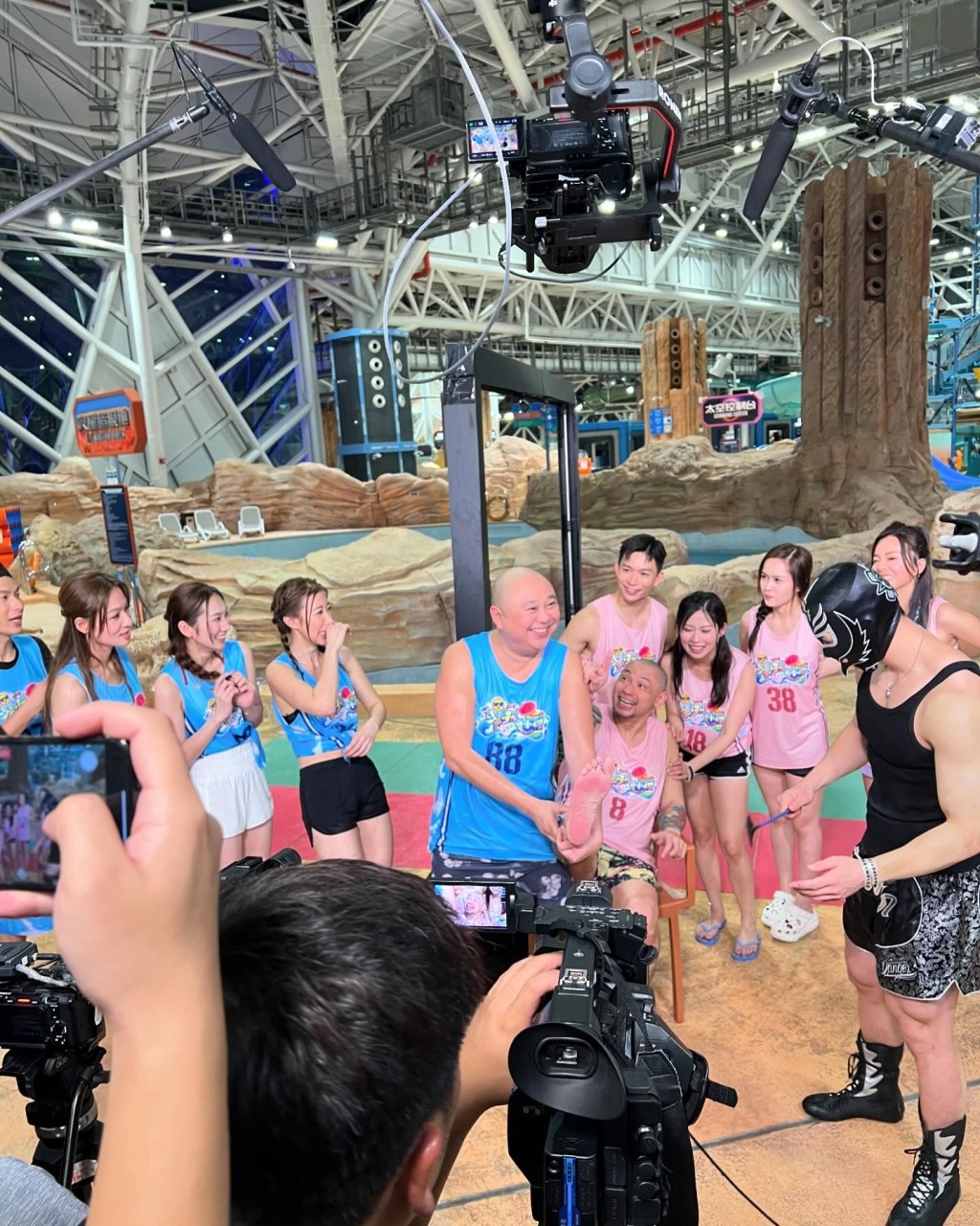 林盛斌(Bob)早前帶領藝人到澳門拍攝TVB遊戲節目《濠玩夏水禮》。