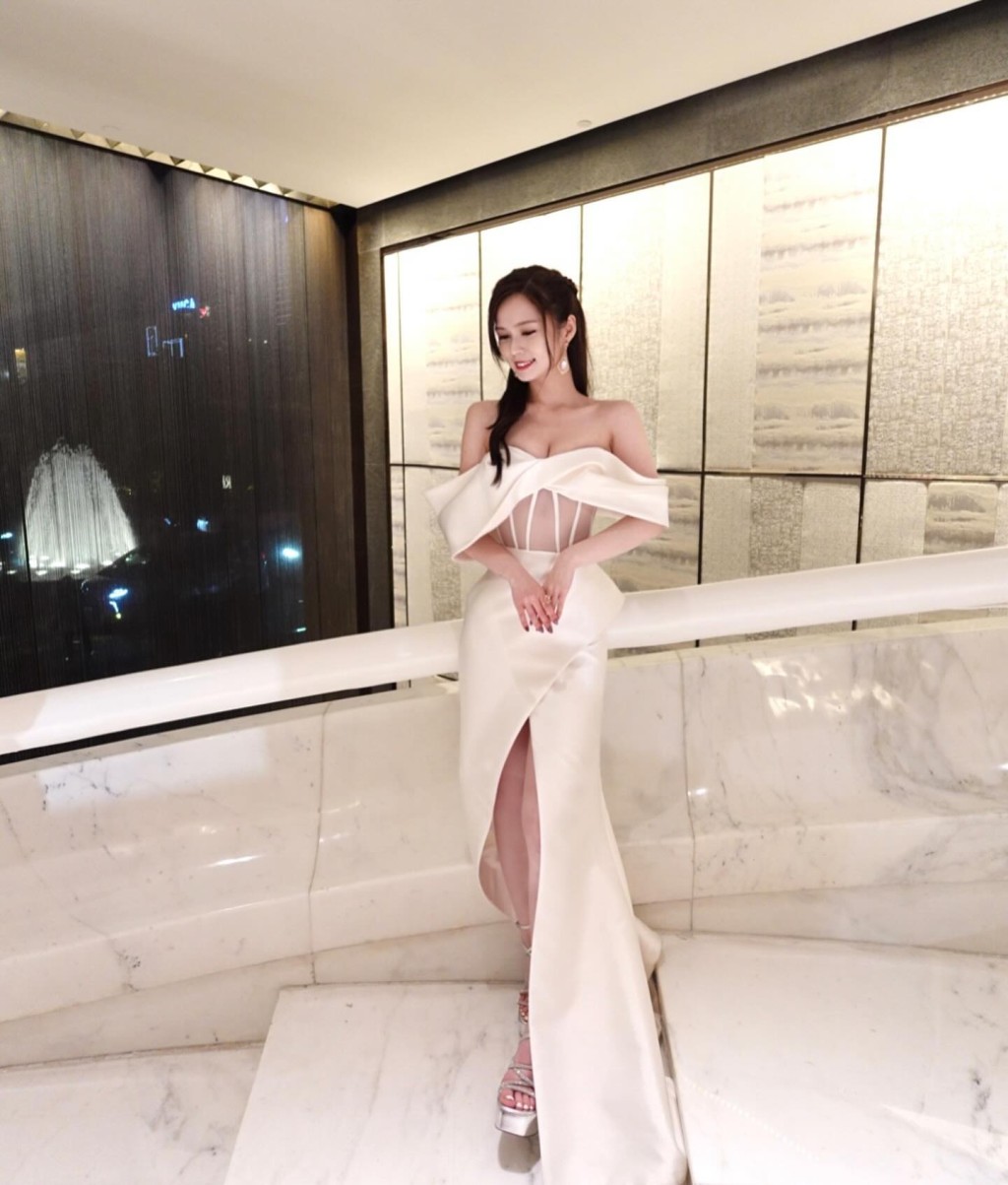 梁超怡谷胸穿上晚裝和婚紗的照片,令網民感到驚喜。