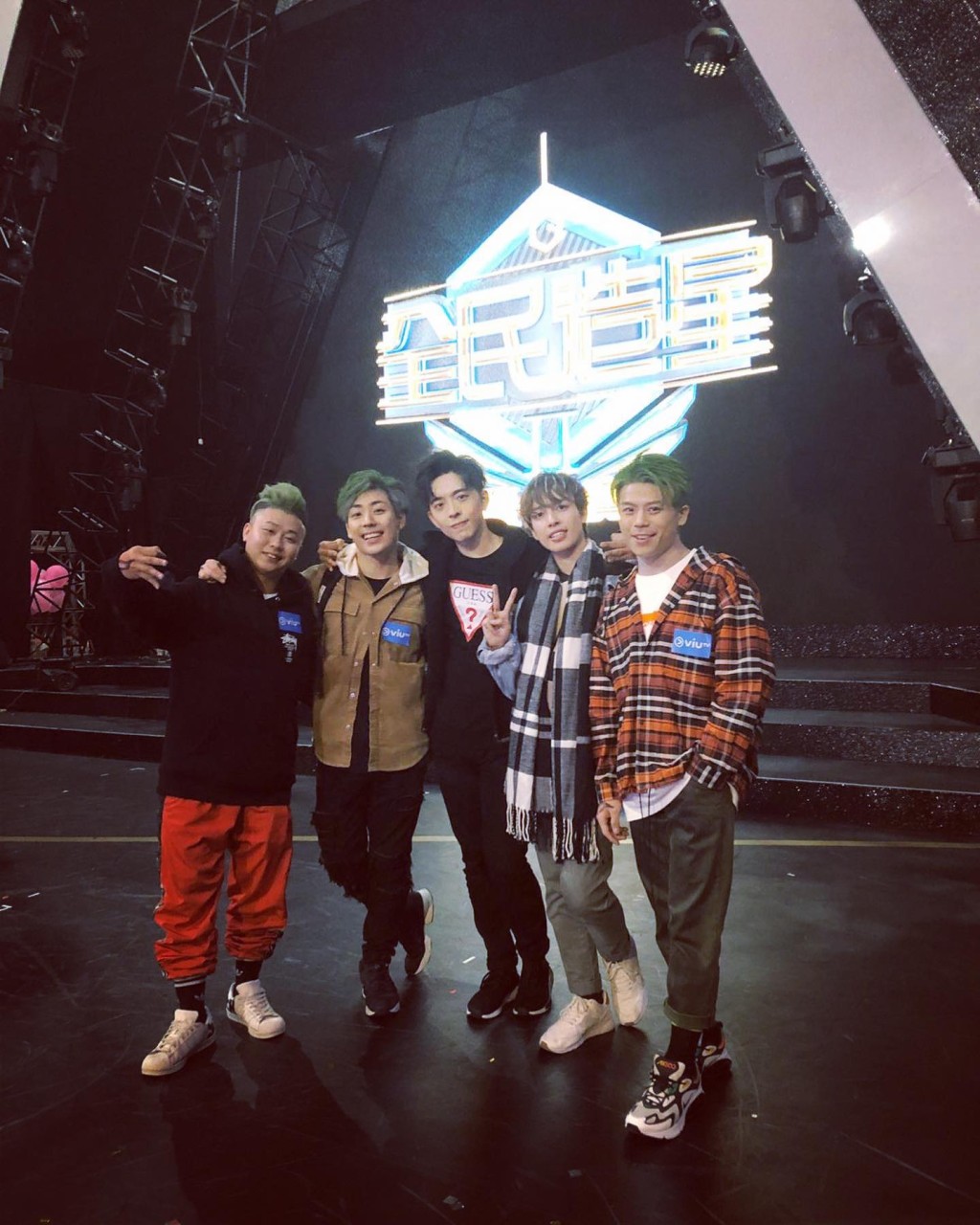 麥兆恒(左二)與《全民造星II》其他參賽者在舞台上的紀念合照。