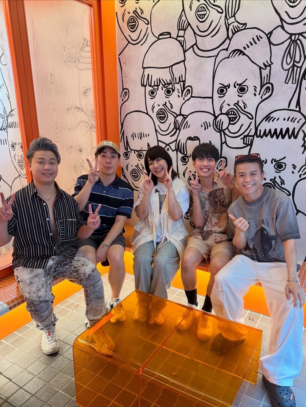 麥兆恒(左二)與圈中好友的合照。