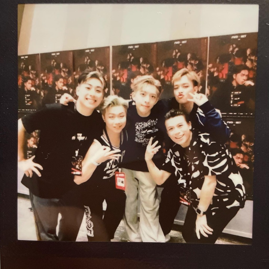 麥兆恒(左一)與《全民造星II》中陳潔靈Team B的戰友們合照。