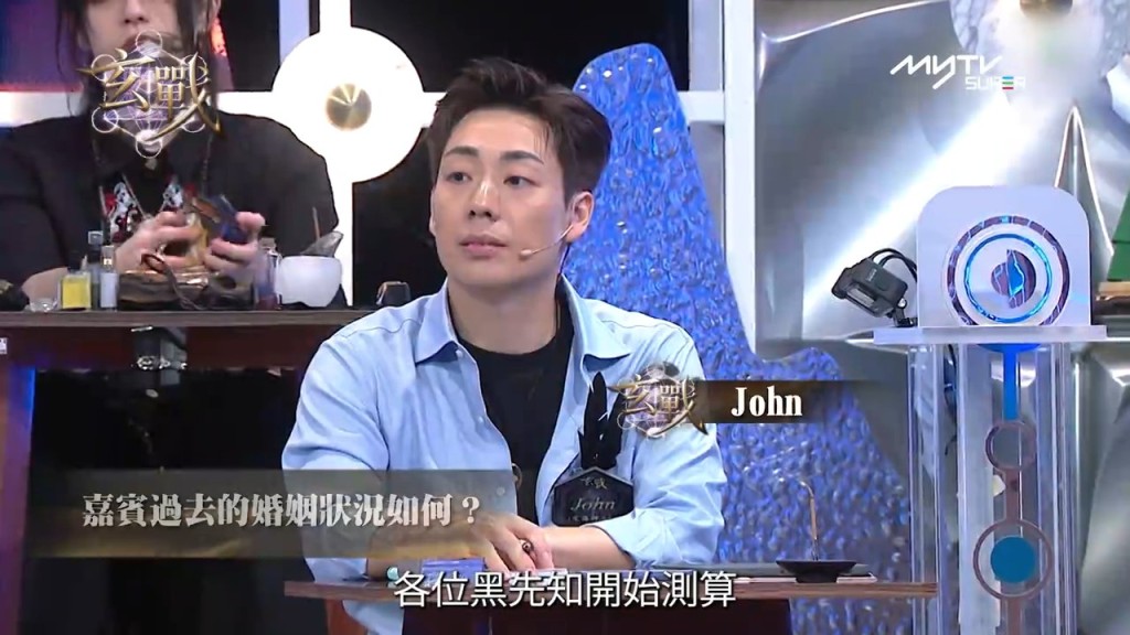 麥兆恒以「黑先知John」身份,在TVB《玄戰》中進行現場測算。