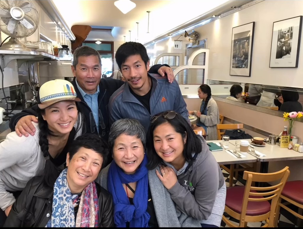 鄭佩佩曾懷孕八次,其中四次流產,最終育有三女一子。