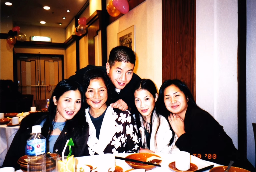 鄭佩佩與丈夫育有三女一子。