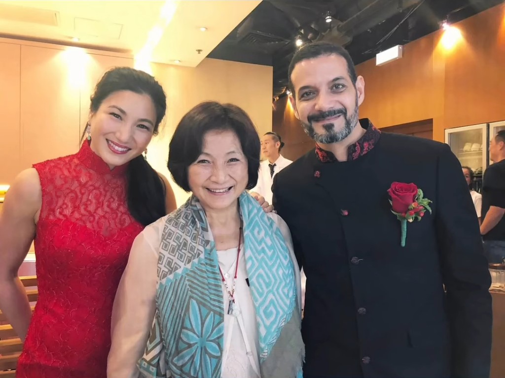 鄭佩佩見證了子女的婚禮。