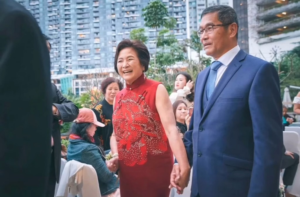 鄭佩佩在世時見證了子女成家立室。