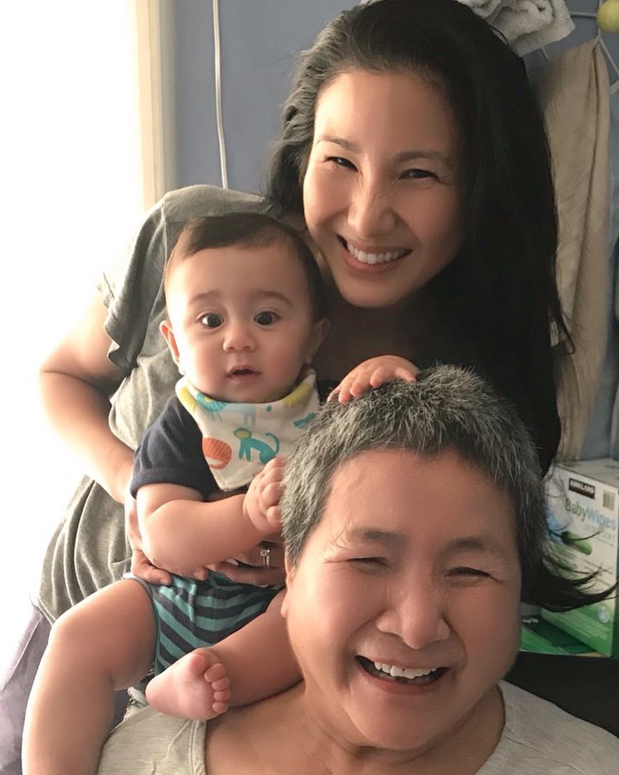 鄭佩佩享受與孫兒相處的時光。