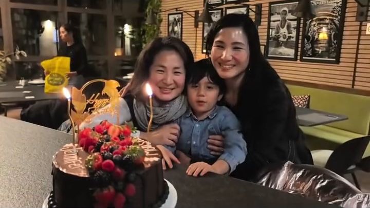 原子鏸與二姊原和珍一同慶祝生日。