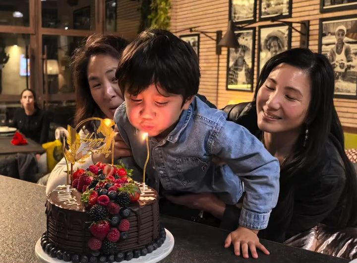 孩子代為吹熄蠟燭。