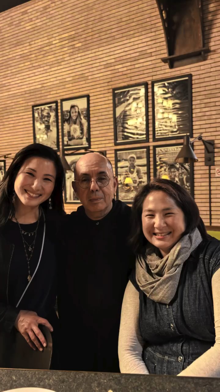 原子鏸兩姊妹難得相聚。