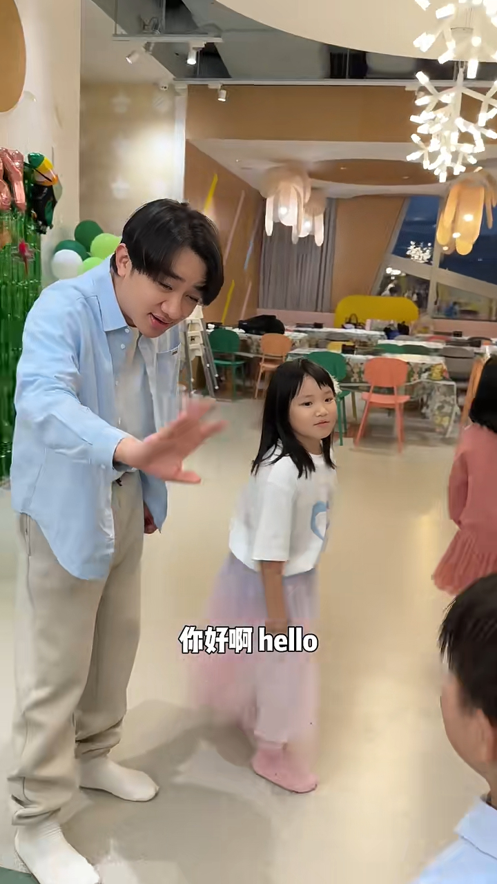 Gabby的男朋友估計是她學校裡的同學。
