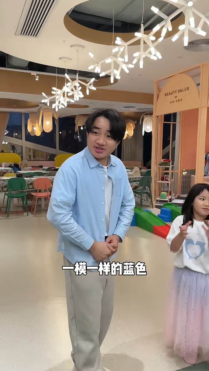 首次見面就與女兒的小男友「撞衫」,場面有點尷尬。