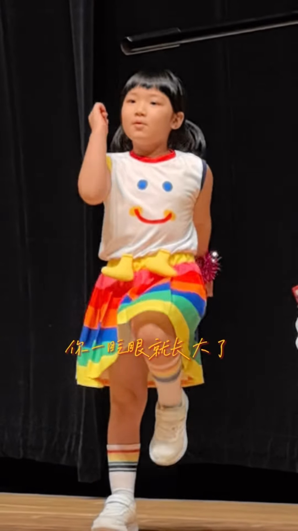 Gabby於2024年出席幼稚園畢業禮時,穿上彩虹裙與同學們一同表演。