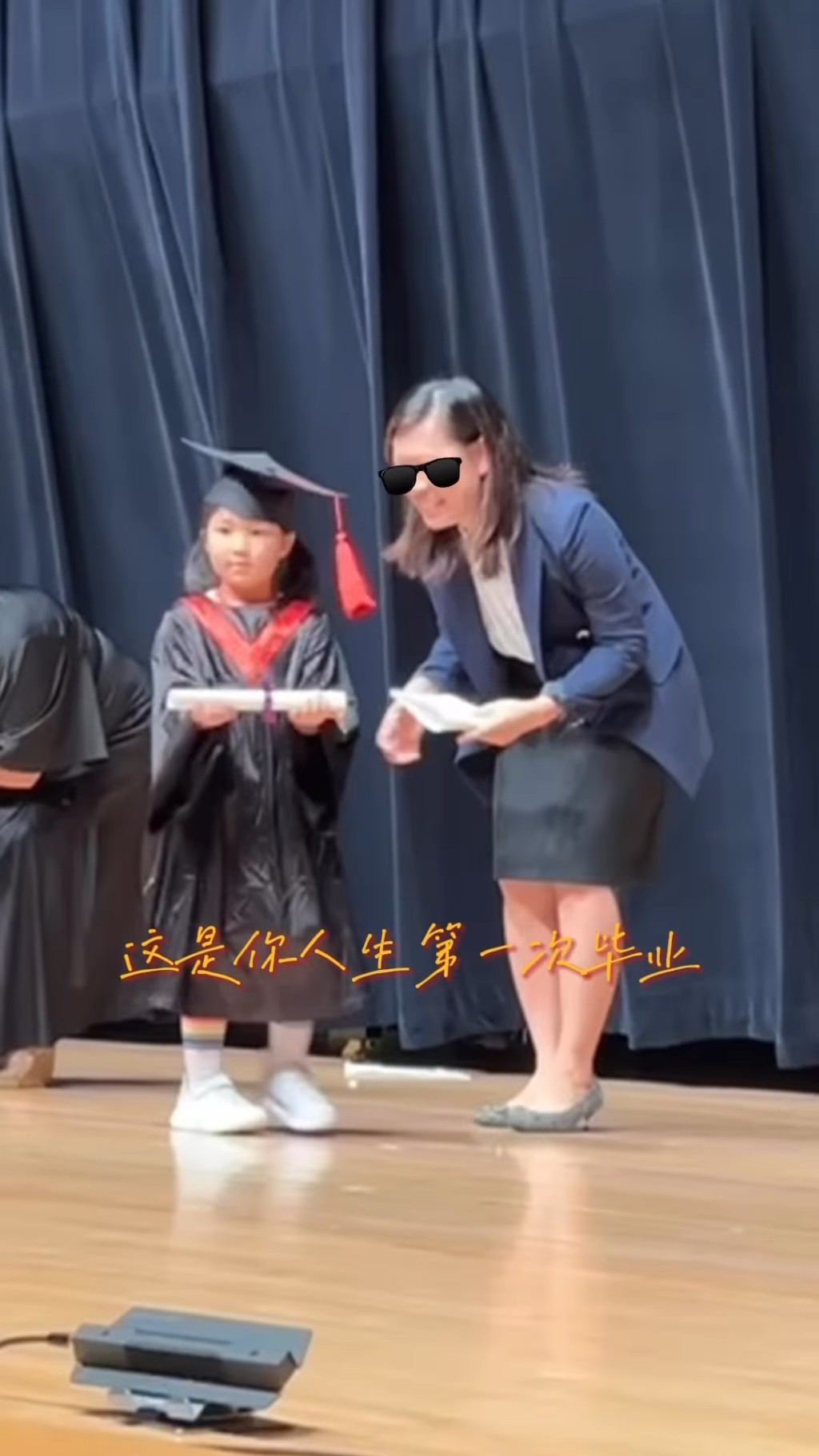 Gabby換上畢業袍領取證書,正式結束她的幼稚園生涯。