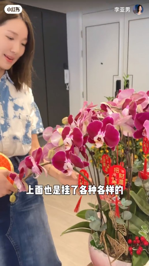 玄關位置擺放了優雅的蘭花。