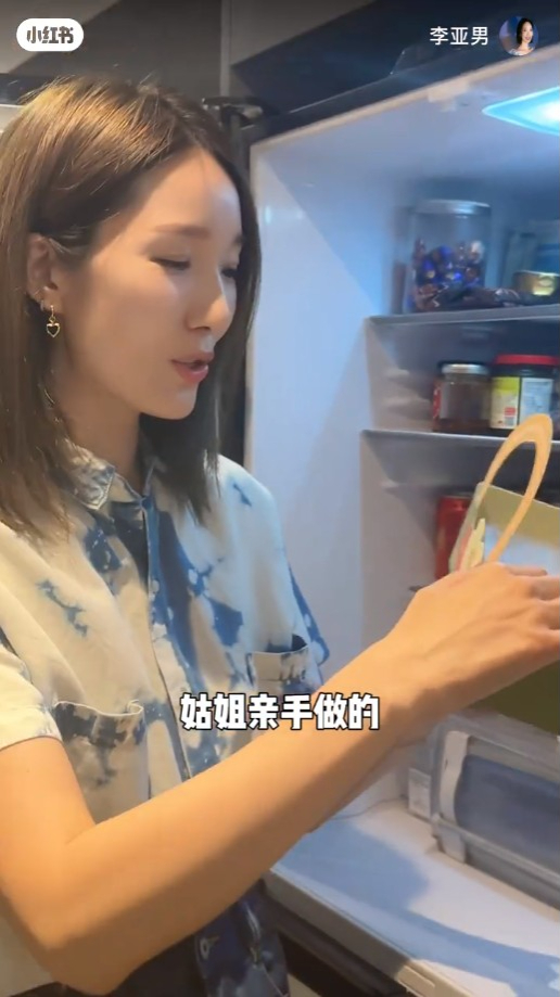 廚房裡配備了一個非常大的雪櫃。