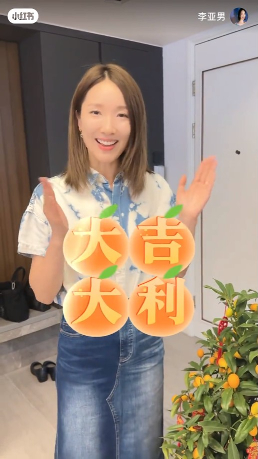 門口位置整齊地擺放着一家人的鞋子。