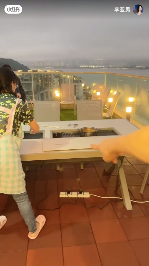 從家中的平台可以眺望無敵海景。