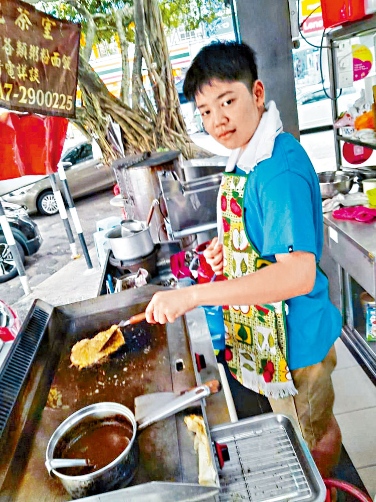 17歲的Richard要在街邊做小販維持家計。