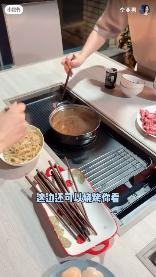 平台上的桌子具備多種功能。
