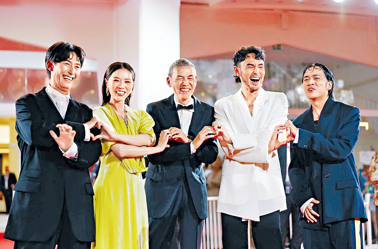 (左起)塚原大助、謝盈萱、導演SABU、阮經天及喬瑟夫一同登威尼斯紅地毯宣傳新作。網上圖片