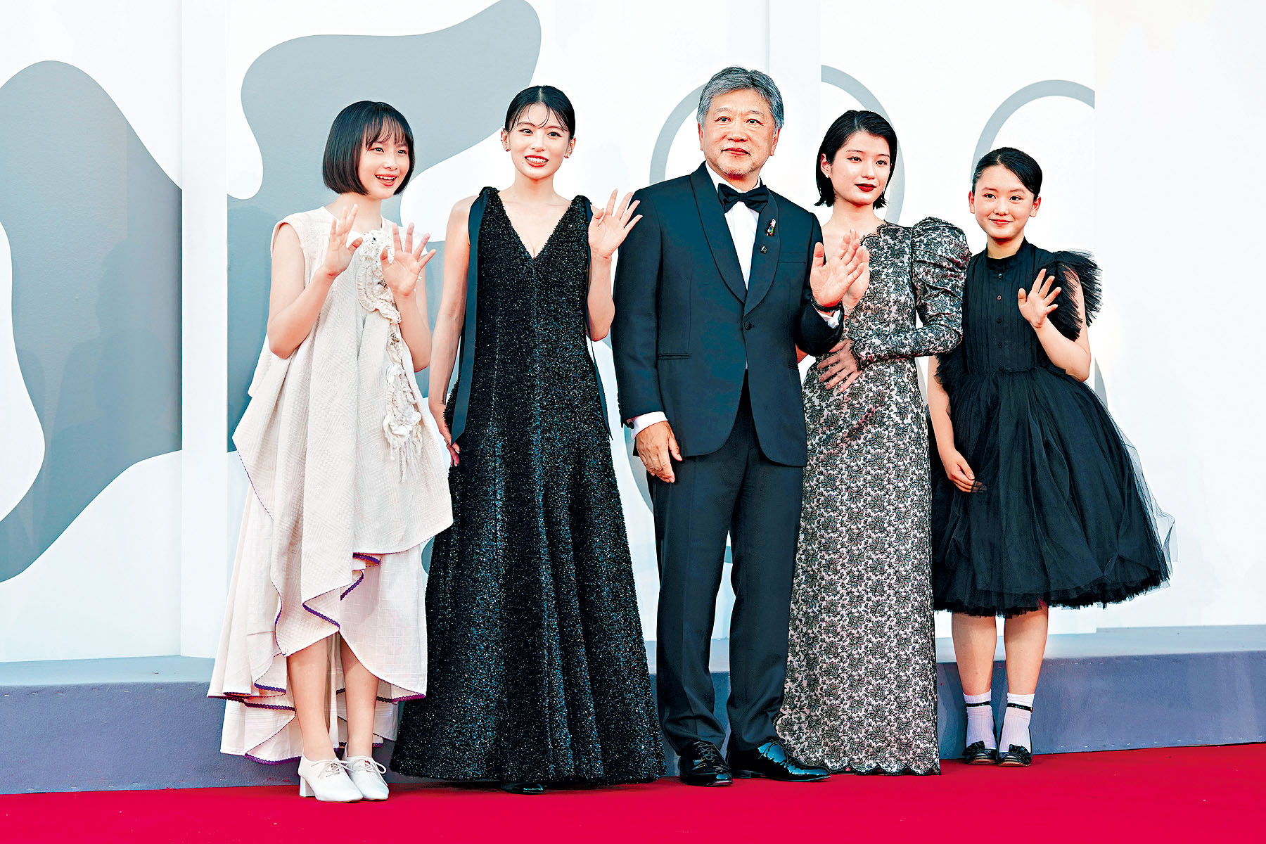是枝裕和率主角出口夏希（左二）及蒔田彩珠（右二）等現身《驀然回首》首映。美聯社