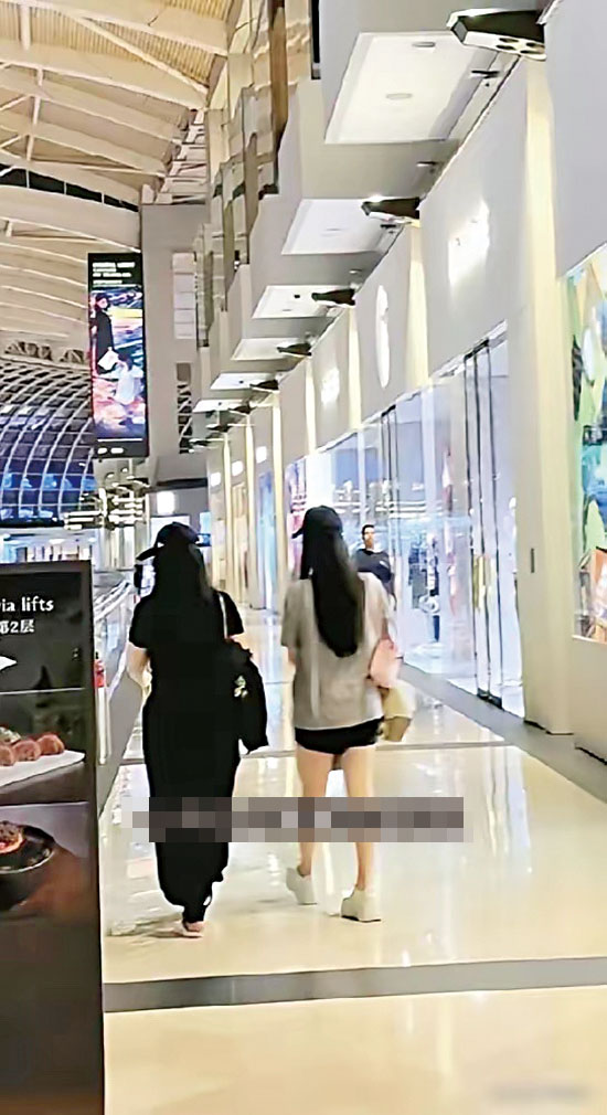 李湘、王詩齡母女悠閒出遊。網上圖片