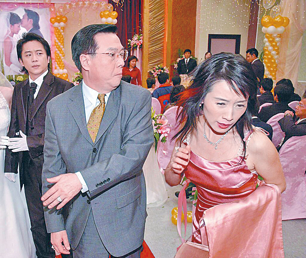 龐祥麟(前左)曾參與《台灣龍捲風》演出,劇中賞方岑巴掌。網上圖片