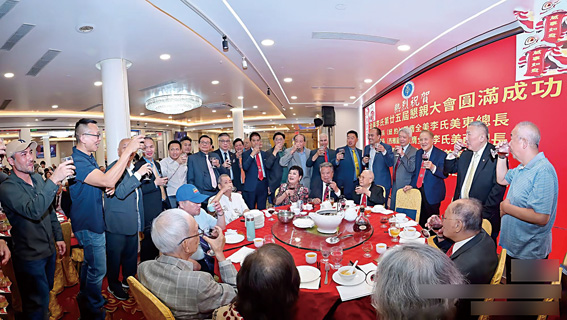 全美李氏舉辦笫25屆懇親大會圓滿成功，紐約李氏總分所領導在公所舉行祭祖後合影。
