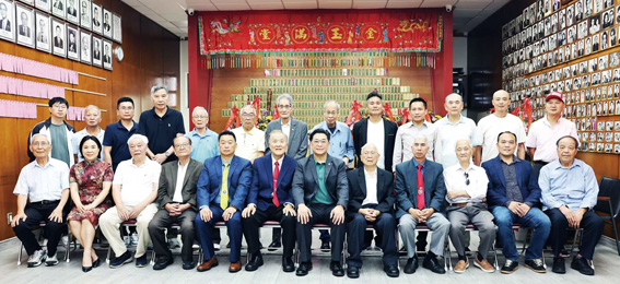全美李氏舉辦笫25屆懇親大會圓滿成功，紐約李氏總分所29 日假喜運來大酒樓設宴祝賀，圖為全美李氏及紐約李氏總分所各領導與來賓合影。