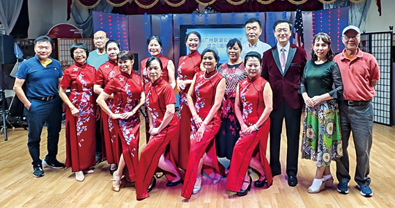 (後排右起)張福全、王仲麗、李照原、柏志剛等嘉賓同旗袍隊隊員合影。 李强攝