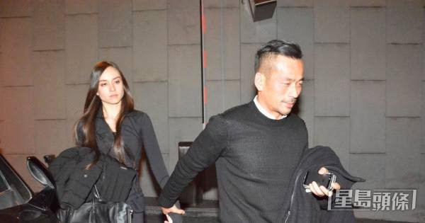 Mandy Lieu曾獲周焯華護送返豪宅，並在記者面前上演「世紀拖手」。