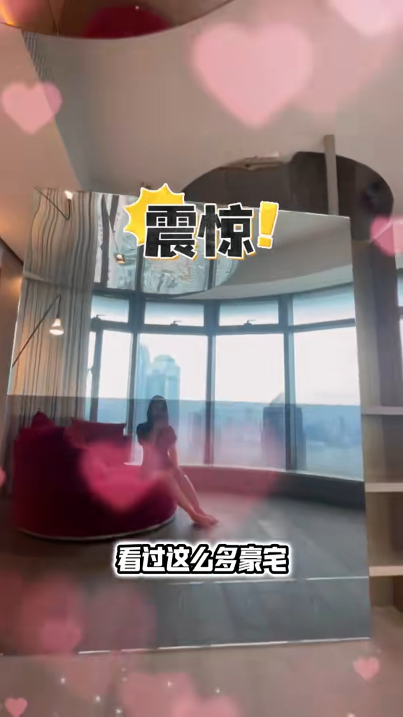 有地產經紀拍片介紹單位，稱未見過一間房有如此多鏡子。