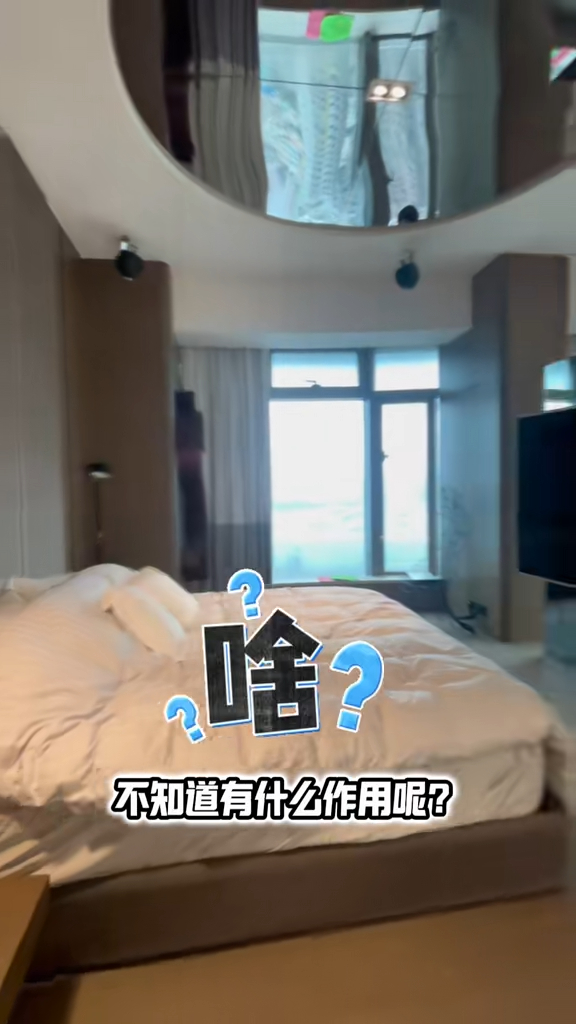 主人房最特別是設有多面鏡子，大床天花亦裝有大鏡。