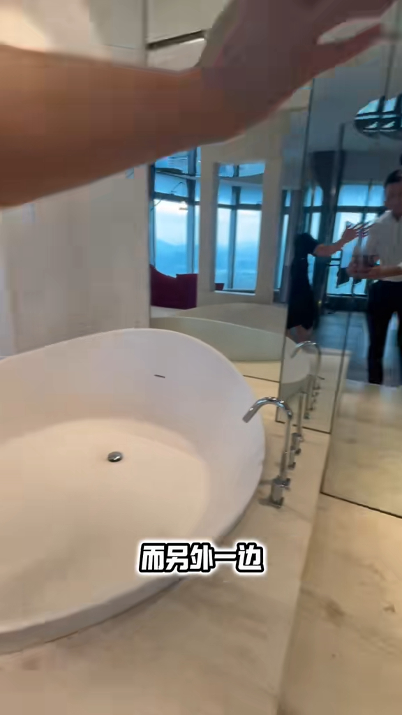 床尾電視櫃為鏡面，睡床旁邊設有超大浴缸，牆身同樣有鏡。