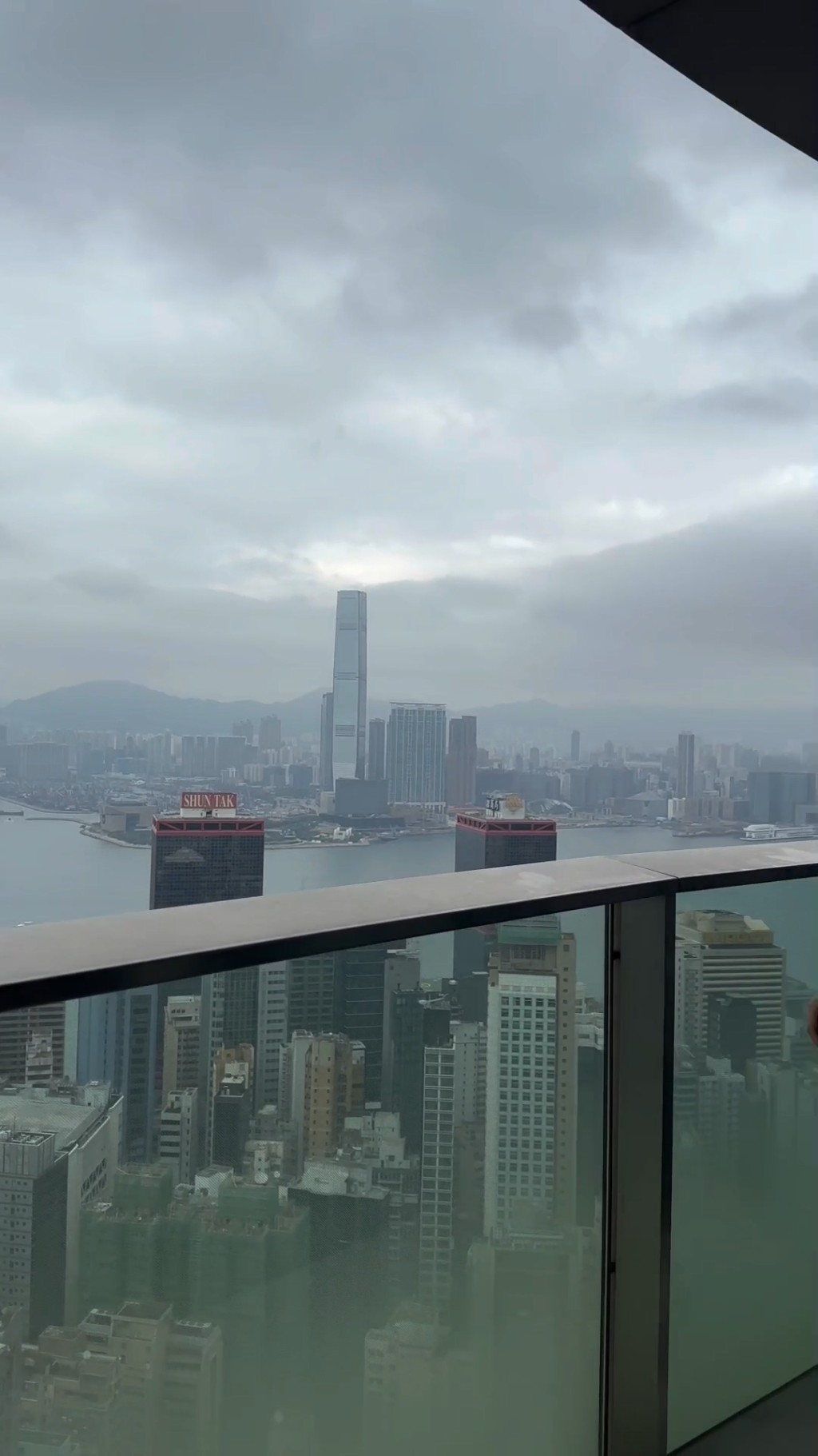 全屋享有無敵維港海景，實用面積2,182平方呎。