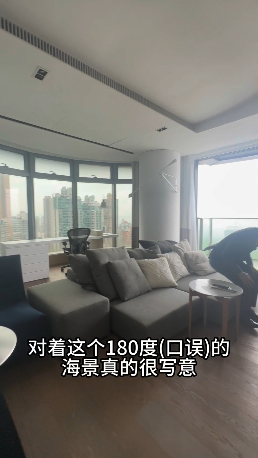 客廳擺放了一張L字大沙發。