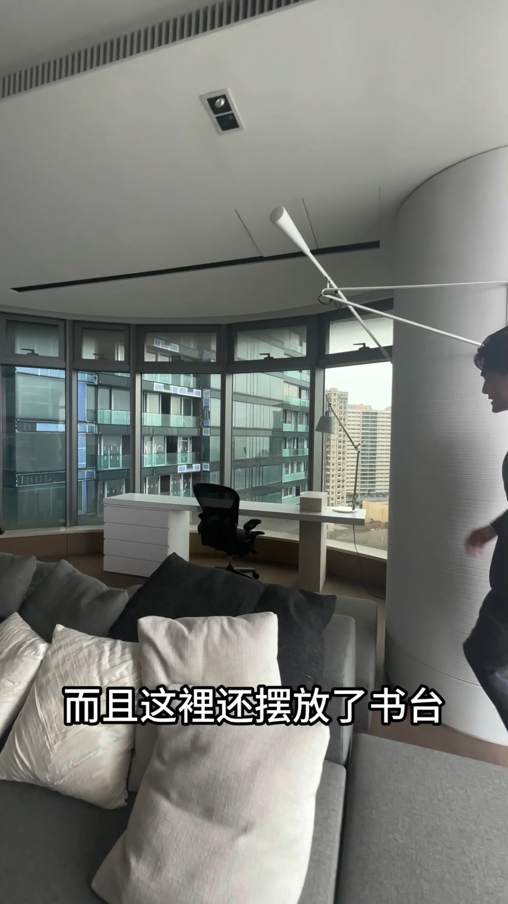 客廳設有落地大玻璃，飽覽維港海景，採光極佳。
